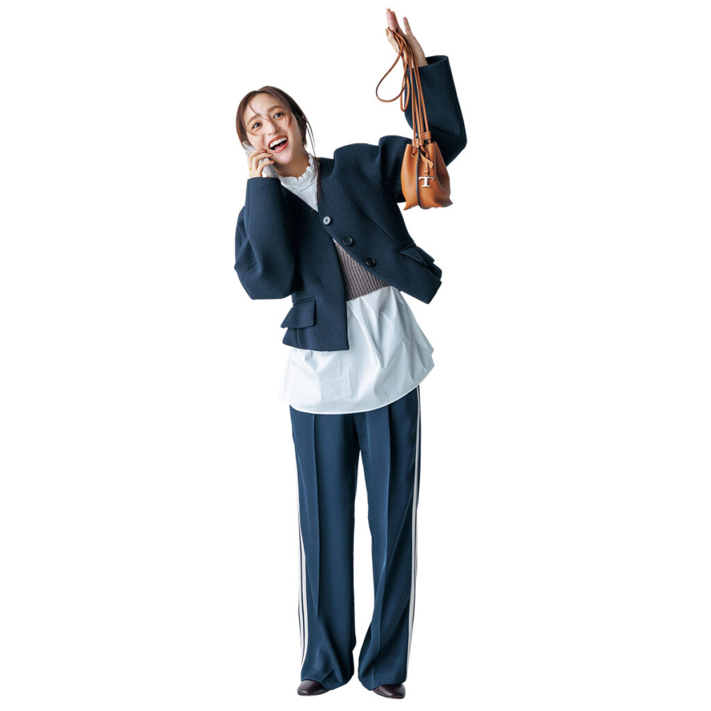 フリルブラウスにノーカラージャケットとトラックパンツのコーデ