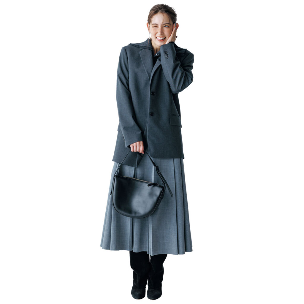 ジャケットとスカートのグレーワントーンコーデ