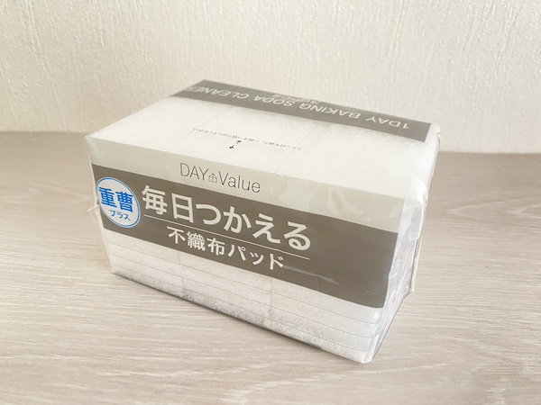 毎日つかえる重曹パッドをテーブルに置いてある様子。