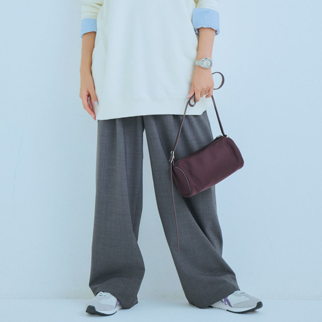 白のハーフジップスウェットにブルーシャツのレイヤードコーデ