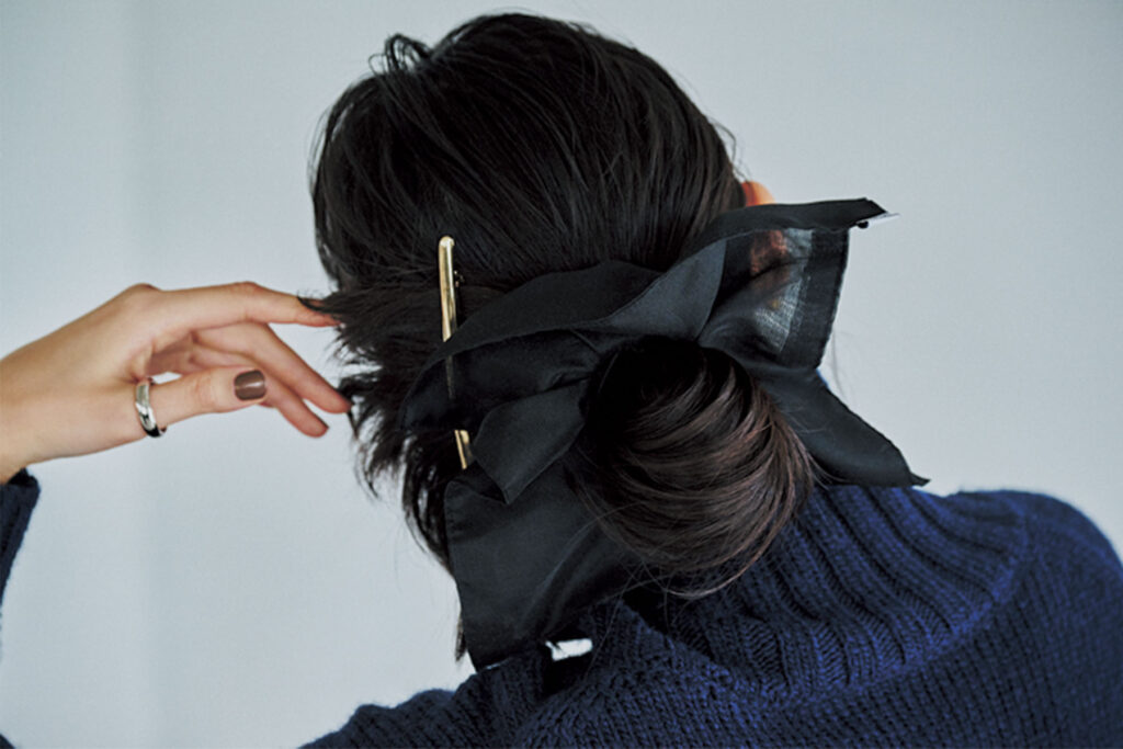 シュシュとバレッタのヘアアレンジ