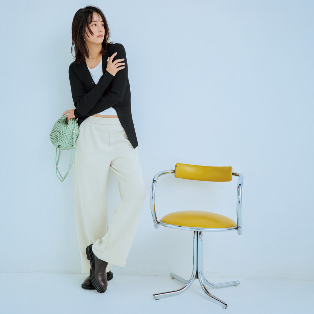 白のスウェットパンツに黒のタイトカーデのコーデ