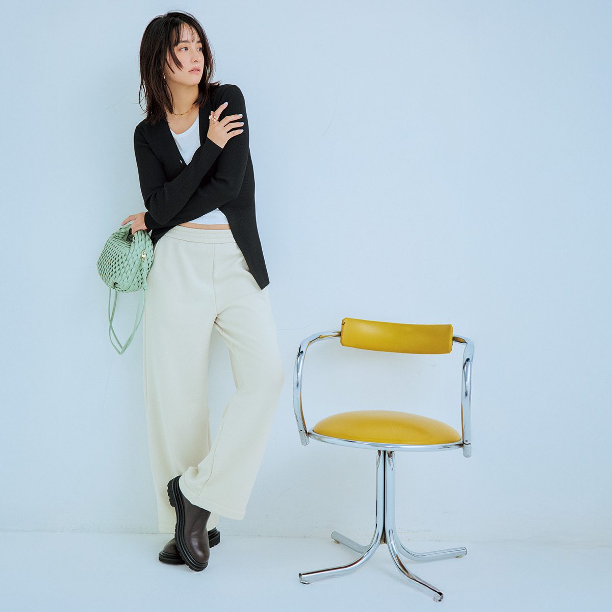 白のスウェットパンツに黒のタイトカーデのコーデ