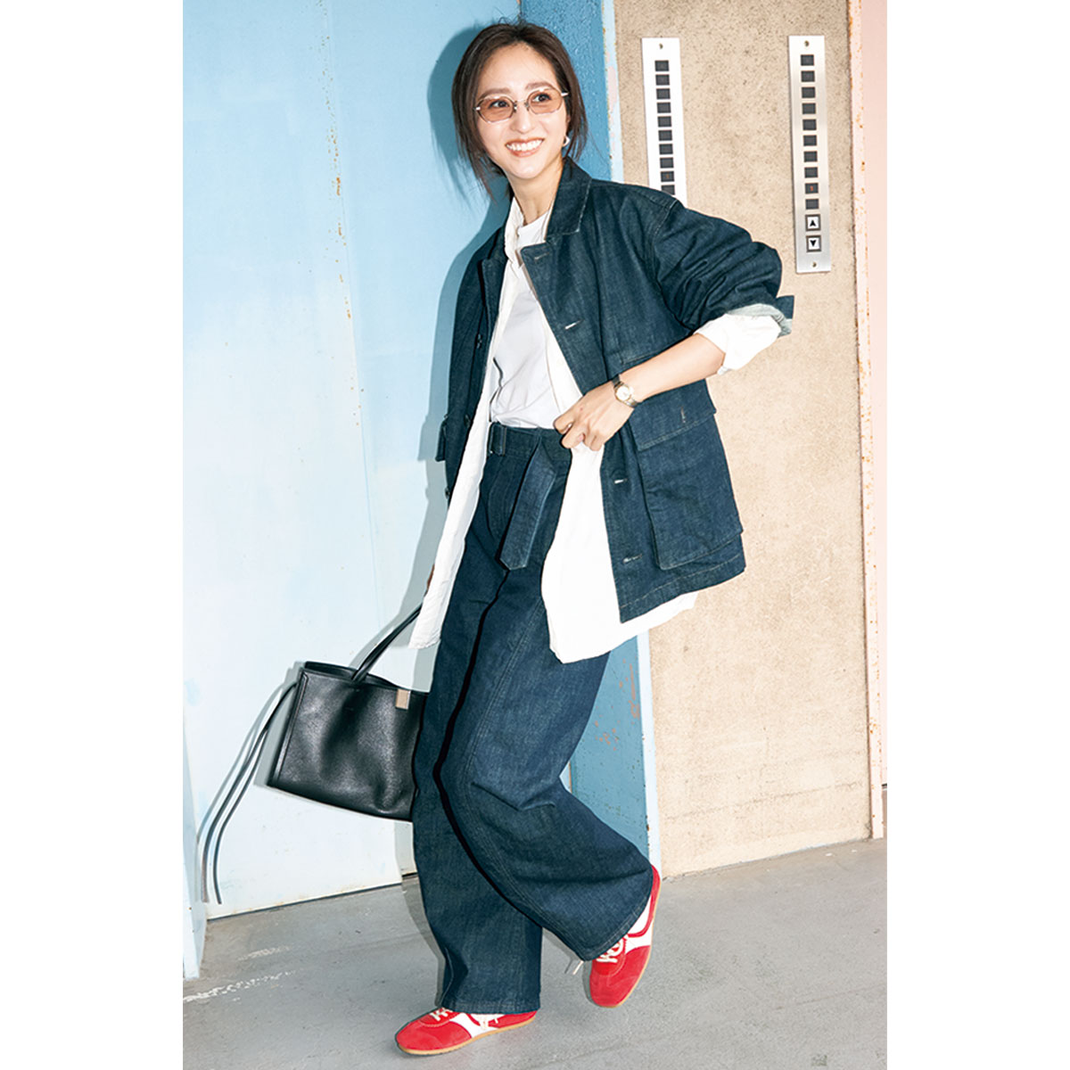 LEMAIREのデニムセットアップに赤のスニーカーのコーデ