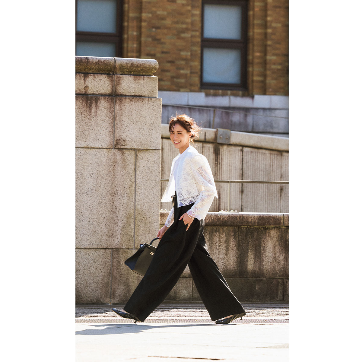 辛口ディテールの黒パンツコーデ