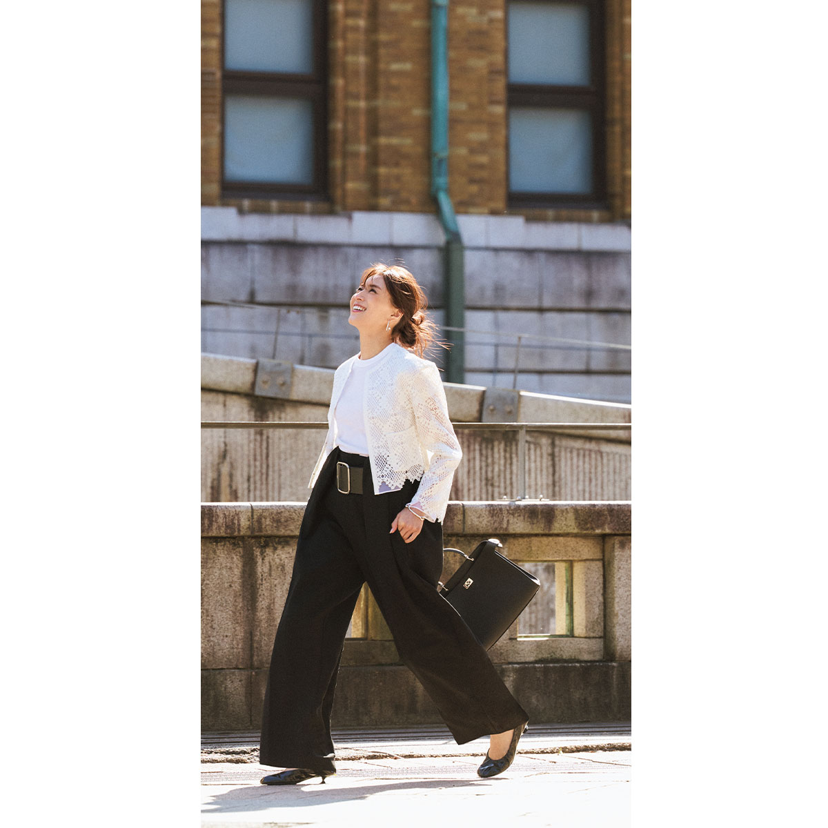 辛口ディテールの黒パンツコーデで歩くモデル