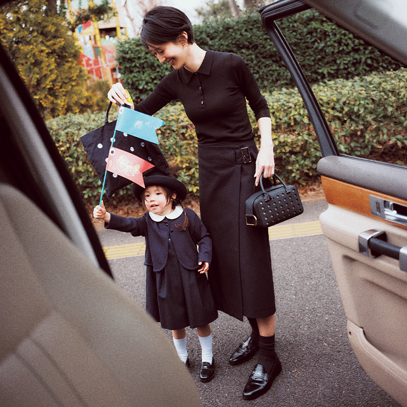 ポロニット×黒スカートの神山まりあさん