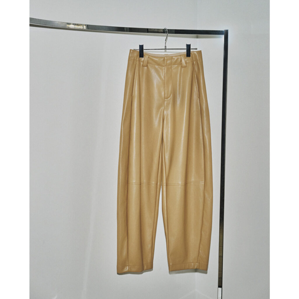 テーパードシルエットのレザー調パンツ