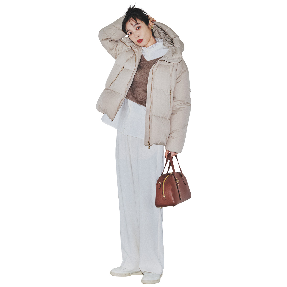 ベージュダウンのワントーンコーデ