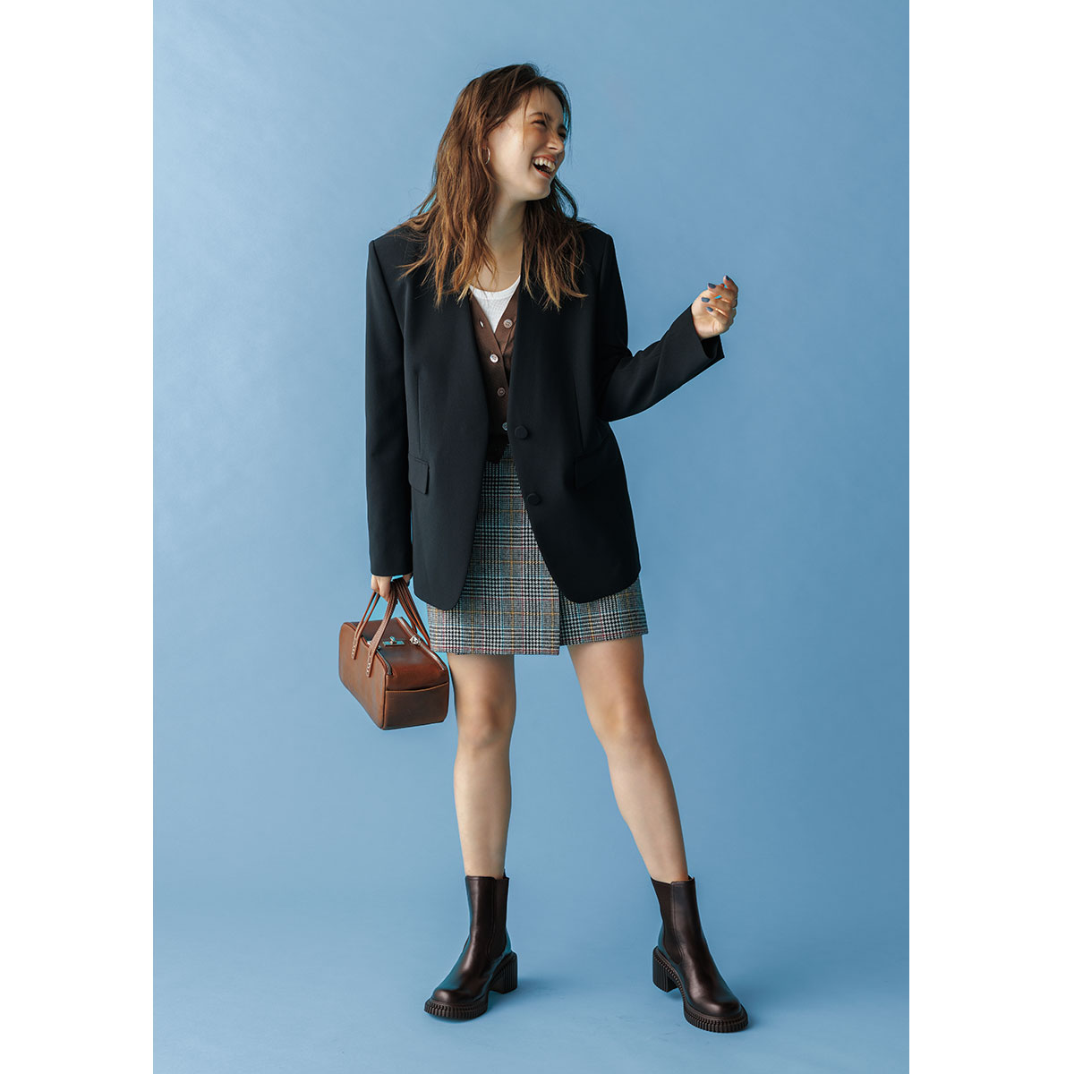 ジャケットにチェックミニスカのコーデ