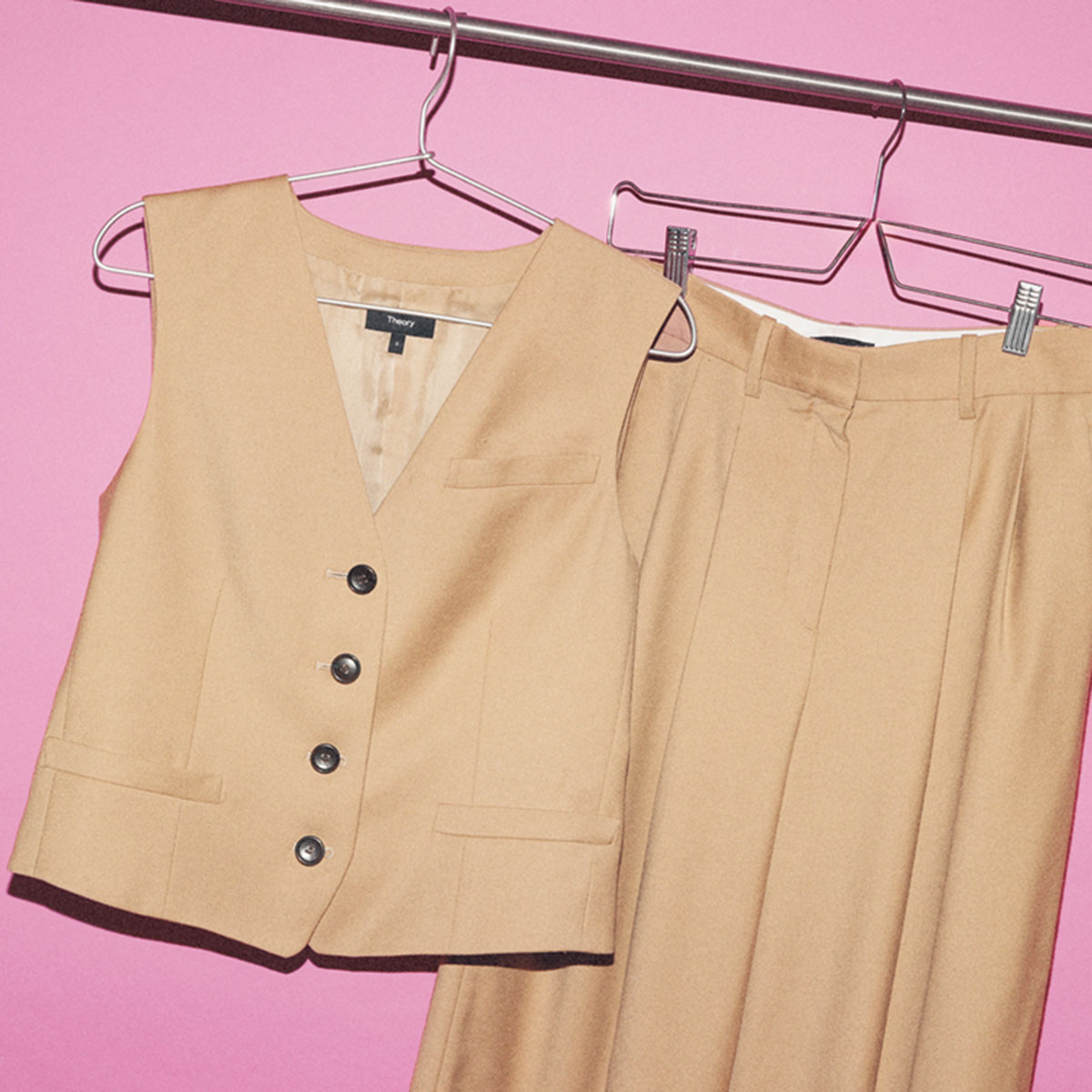 セオリーのワイドパンツとジレのセットアップ