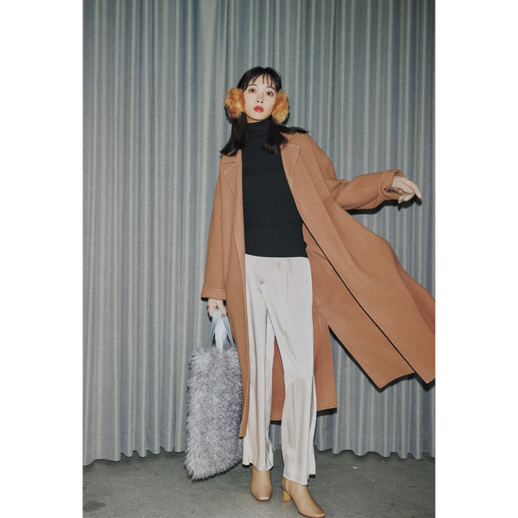 ウールコートにもこもこ小物のコーデ