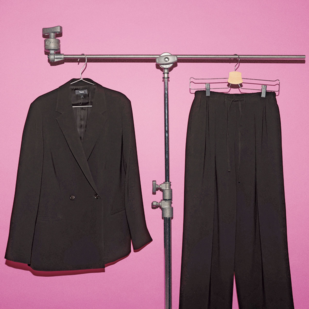 セオリーのジャケットとドロストのワイドパンツ