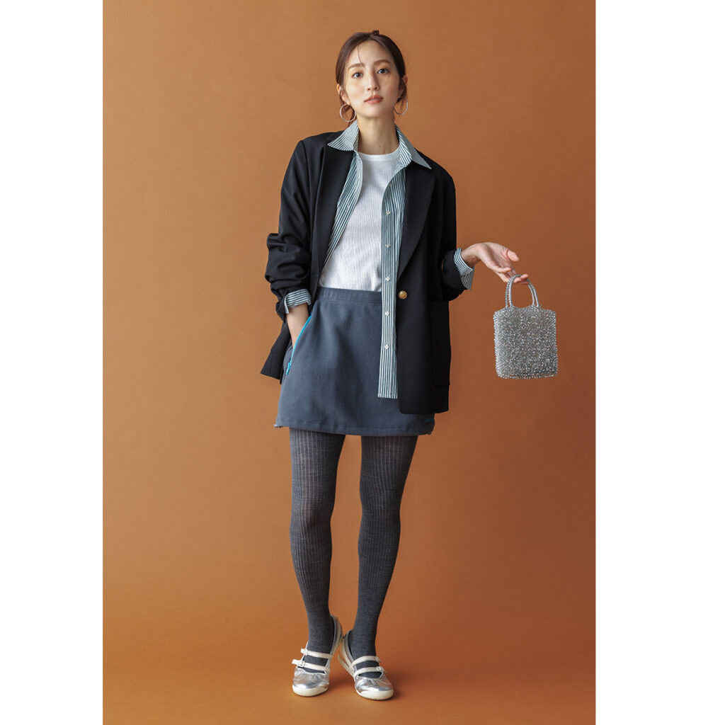 黒ジャケットにミニスカートとタイツのコーデ