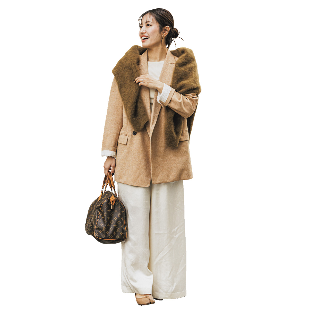 ベージュジャケットに白パンツのコーデ