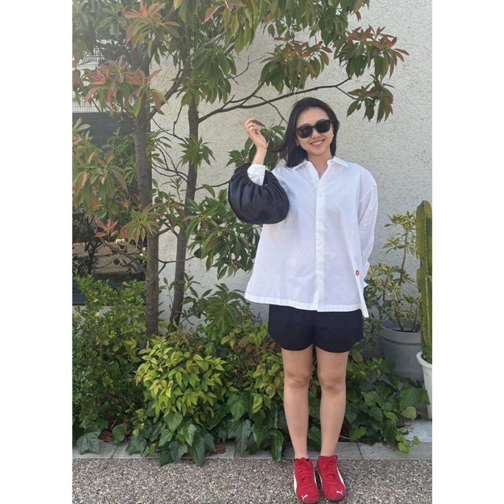 白シャツと黒ハーフパンツのモノトーンコーデ