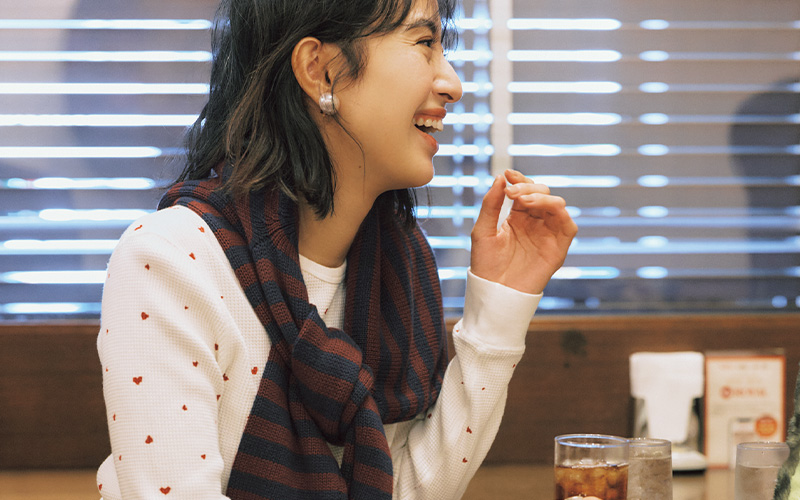 小さなハート柄のサーマルトップスにボーダーニットを肩掛けしたスタイル