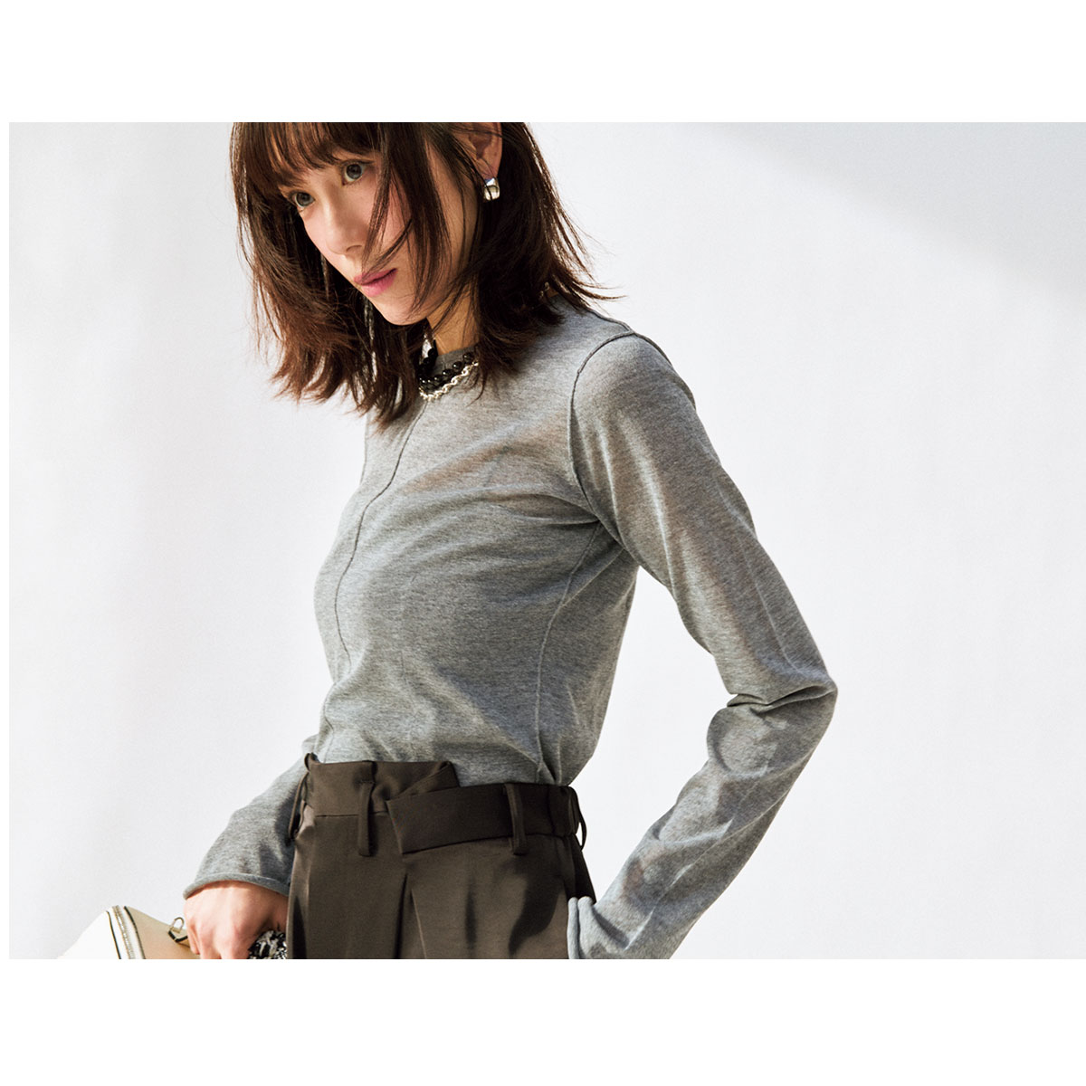 イウエン マトフのサテンタックパンツにミニマルトップスを合わせたコーデ