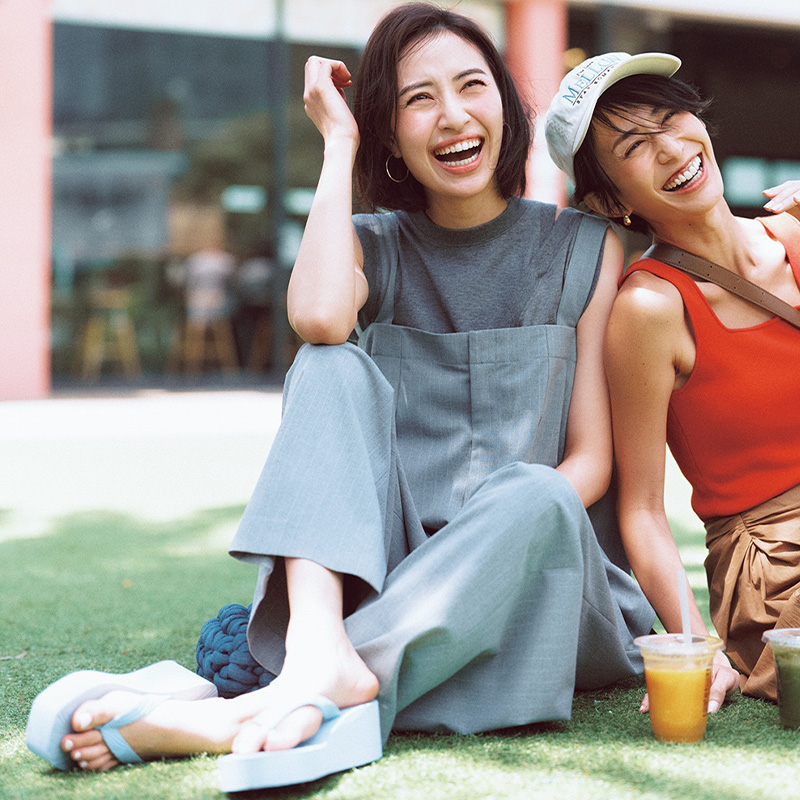 グレーのノースリTシャツとピンストライプのサロペットを合わせたキレイめ公園コーデ