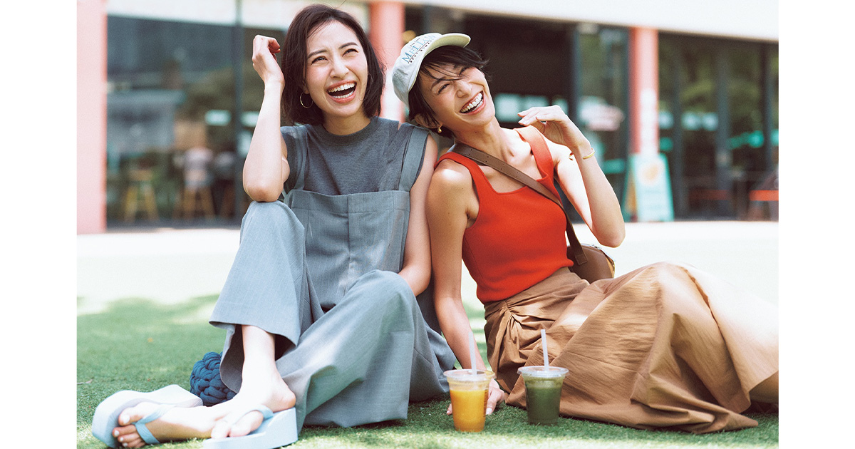 グレーのノースリTシャツとピンストライプのサロペットを合わせたコーデと赤のタンクトップに茶色のアシメントリースカートを合わせたコーデ