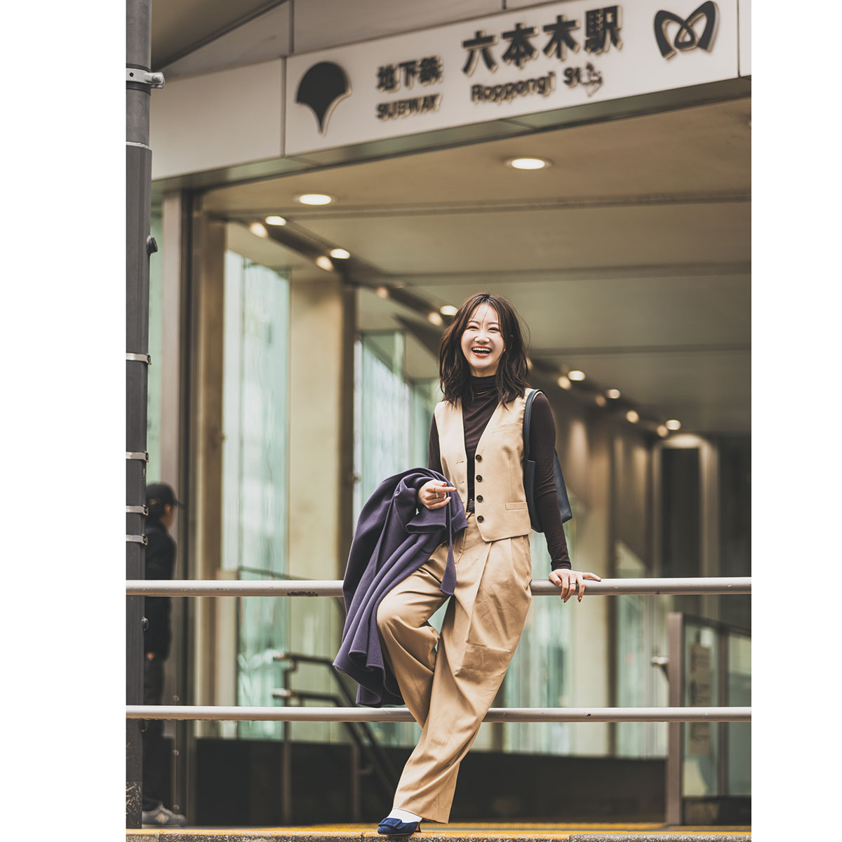 ブラウンのハイネックニットにキャメルのジレとパンツのセットアップコーデ