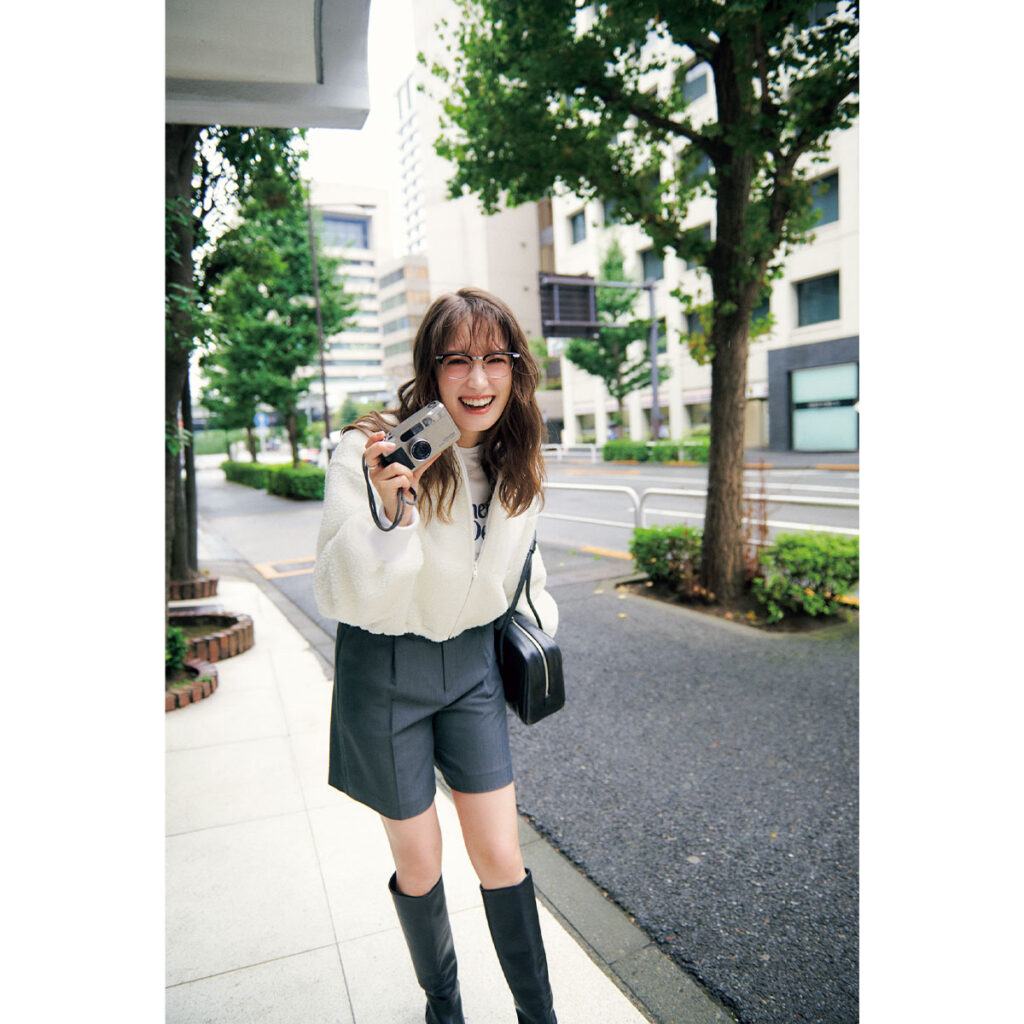 白ボアアウターとハーフパンツのコーデ