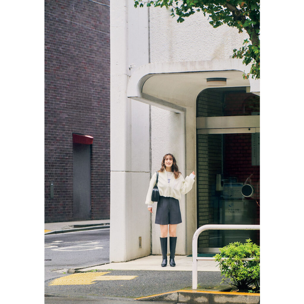 白ボアアウターとハーフパンツのコーデ