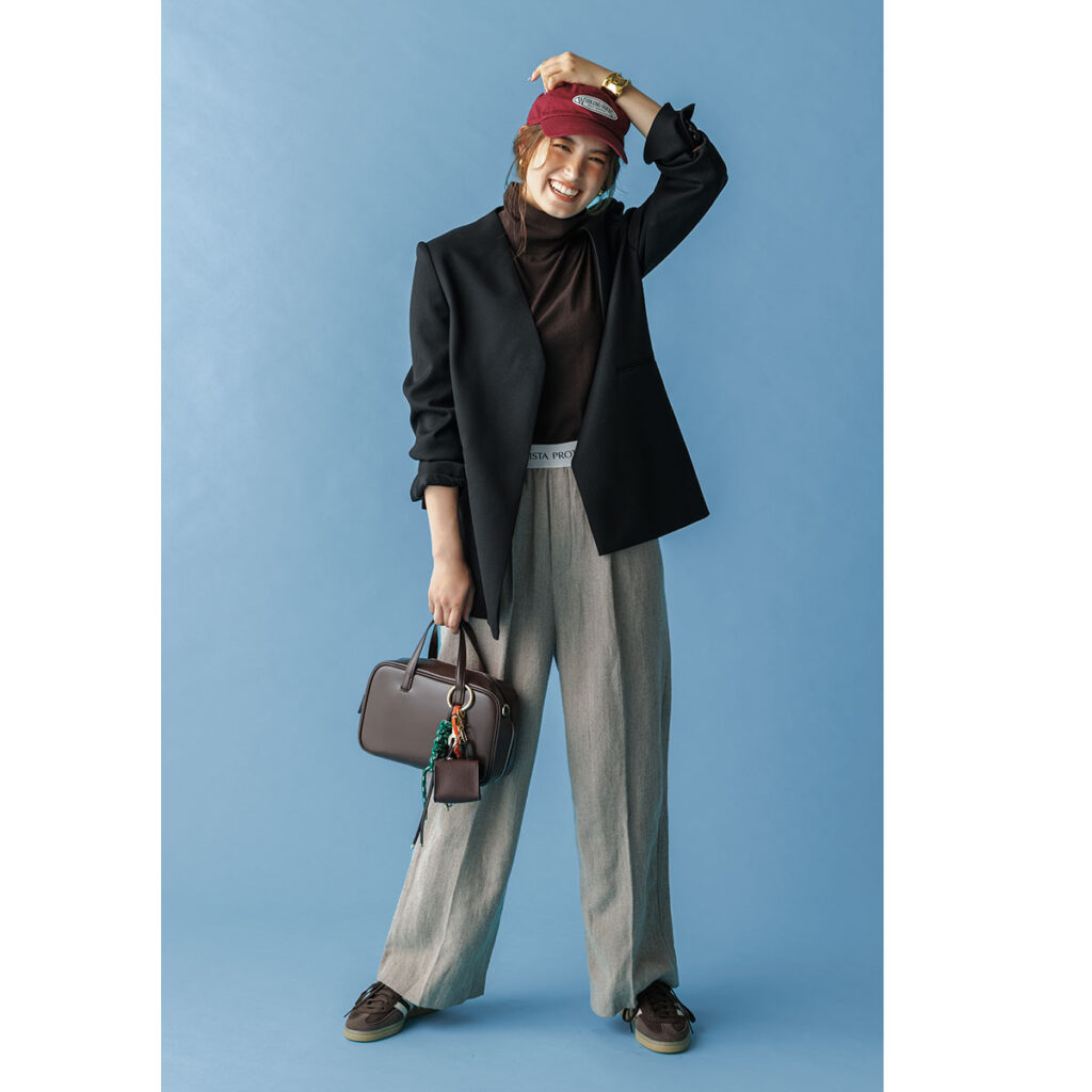 キャップ＆スニーカーにジャケットとグレーパンツのコーデ