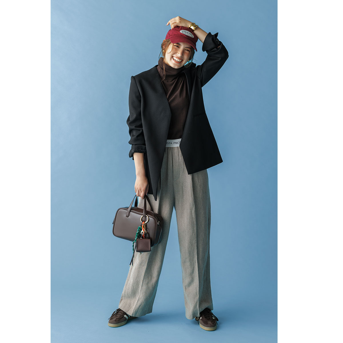 キャップ＆スニーカーにジャケットとグレーパンツのコーデ