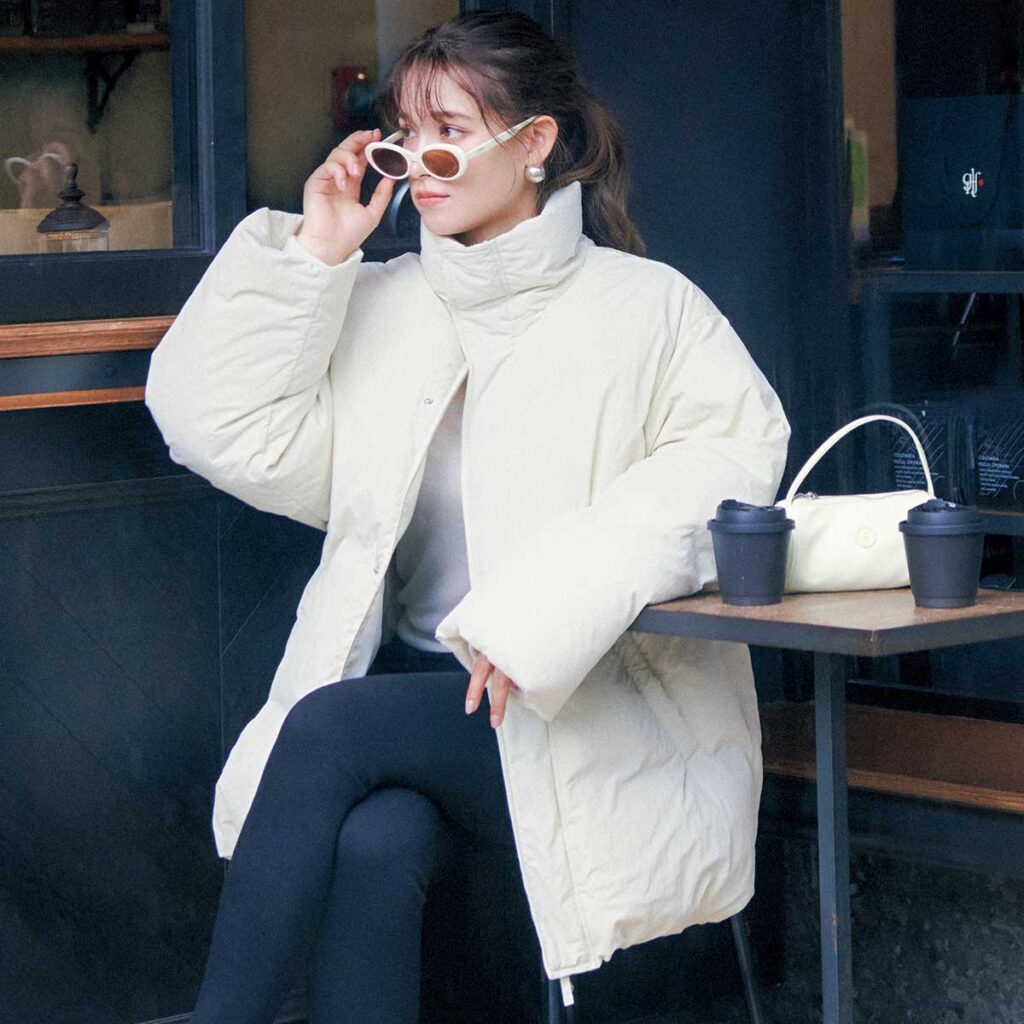 大きめ白ダウンに細パンツのコーデ