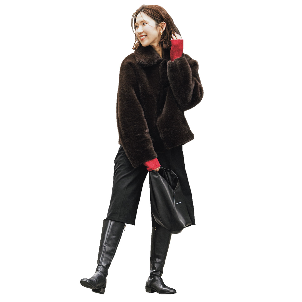 ブラウンのファーアウターと黒のロングブーツのコーデ