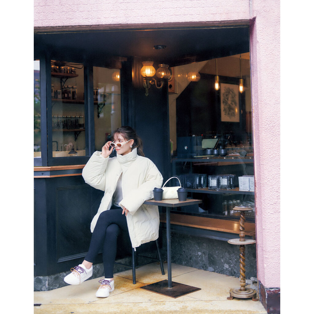 大きめ白ダウンに細パンツのコーデ