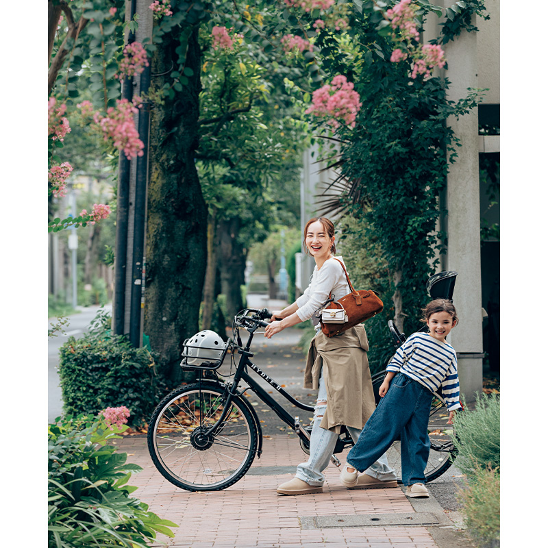 デニムコーデの足元にUGGのシューズを履いた親子