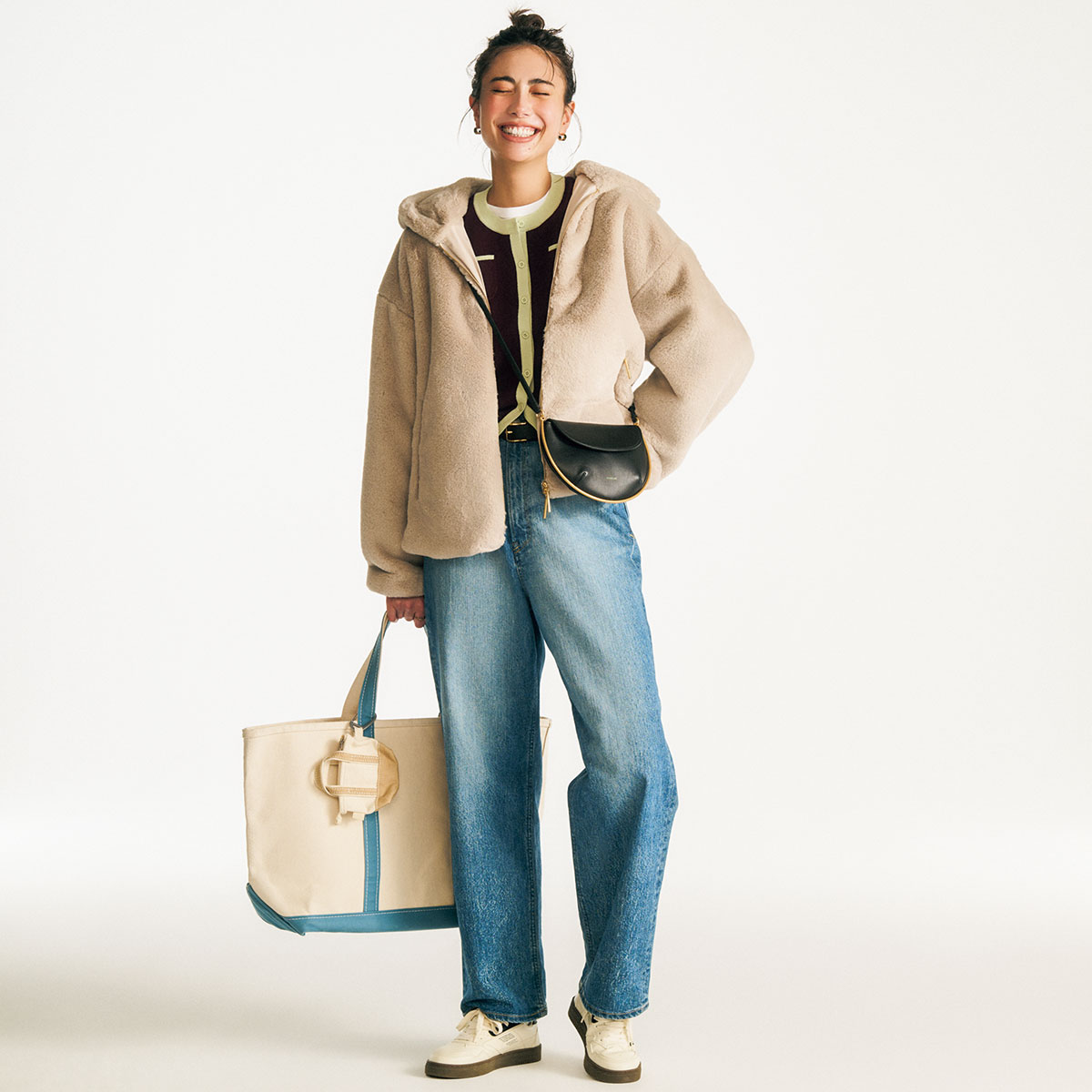 バイカラーカーディガンとデニムのコーデ