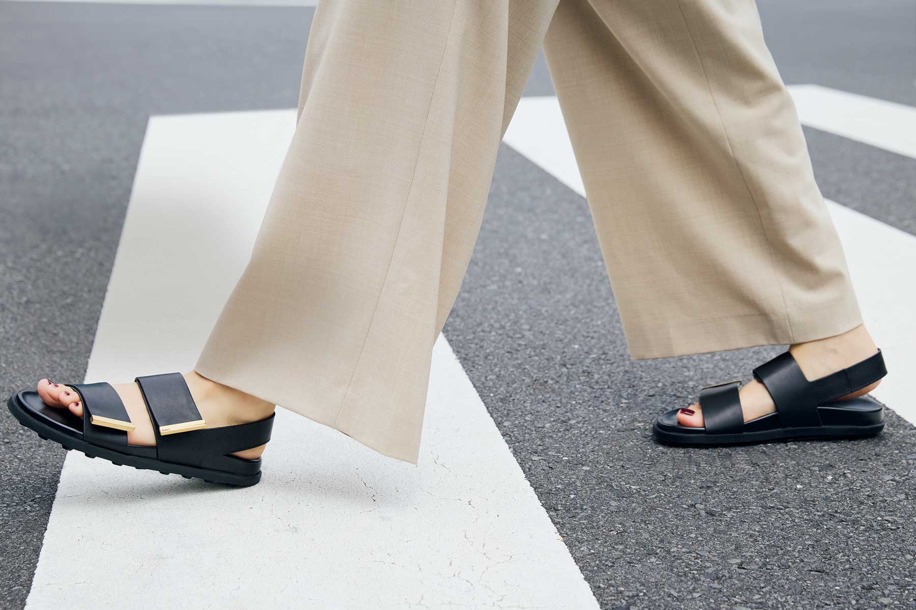 トッズのレザーサンダル