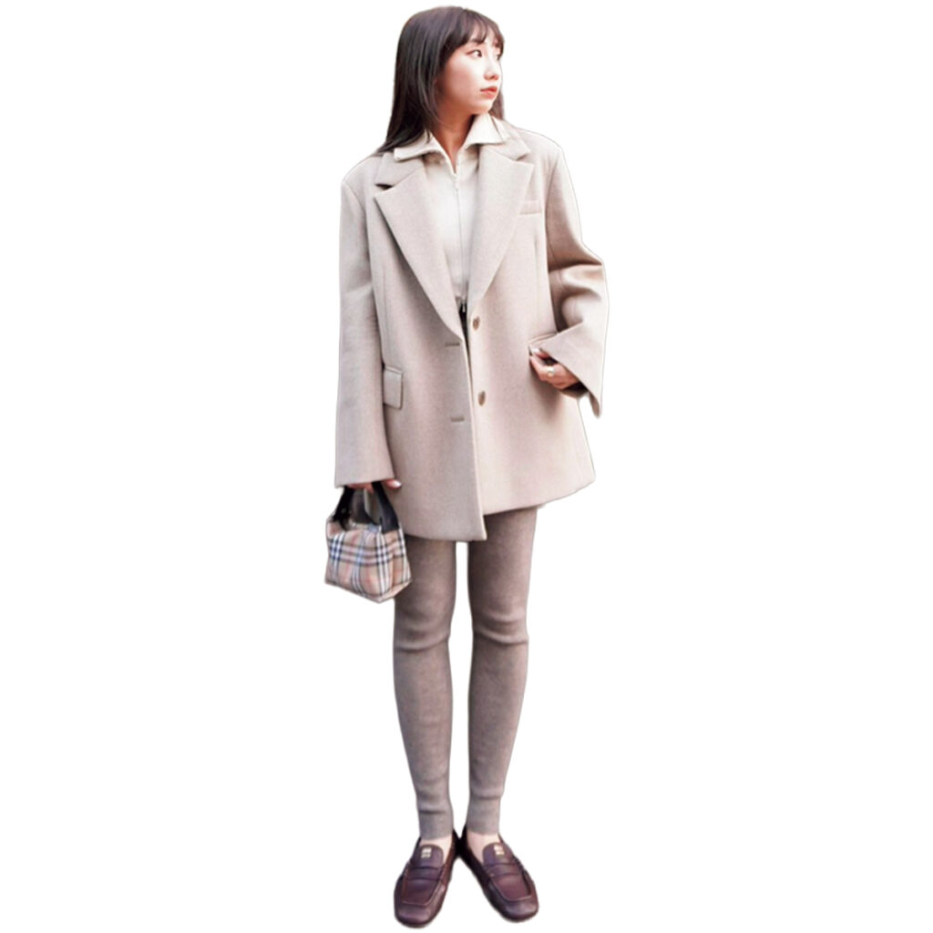 ジャケットとレギンスにぺたんこローファーのコーデ