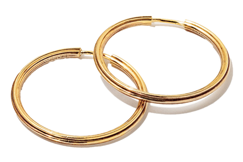 ゴールドのフープピアス
