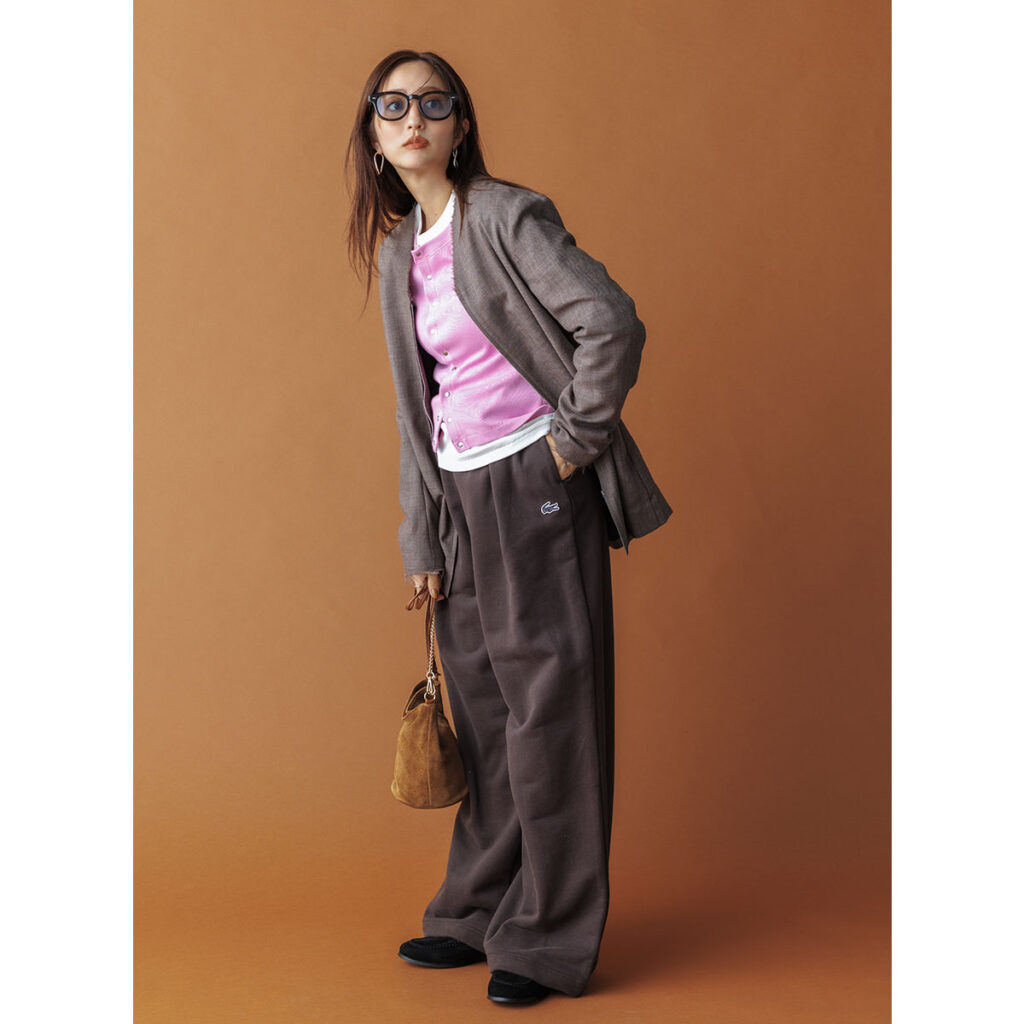 ブルゾンジャケットとゆるパンツのブラウンカジュアルコーデ