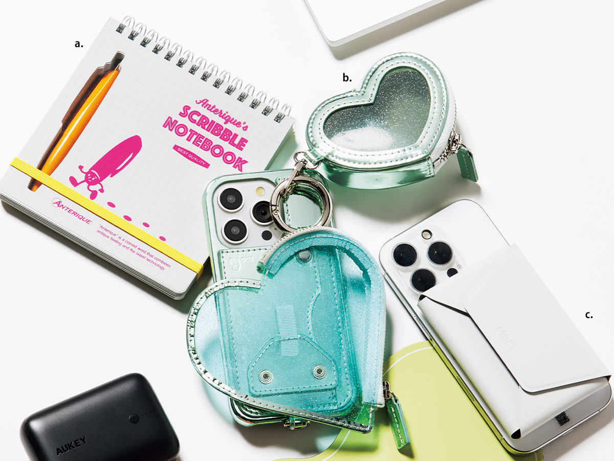 エジューのクリアスマホケースとハート型ポーチとMOFTのカードケース付きスマホスタンドとスケジュールノート