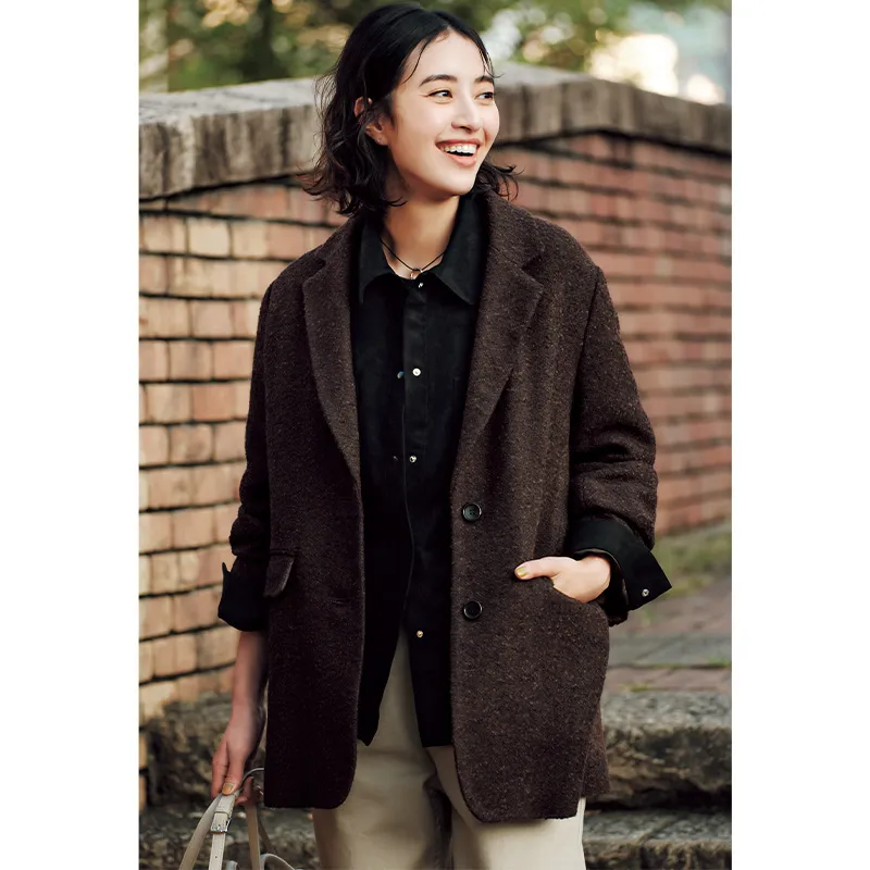 ブラウン系ジャケットコートに黒シャツ、ホワイト系デニムのコーデ