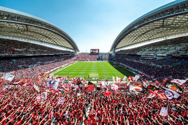 『埼玉スタジアム2002』は、6万3700人の収容人数を誇る日本最大級のサッカー専用スタジアム