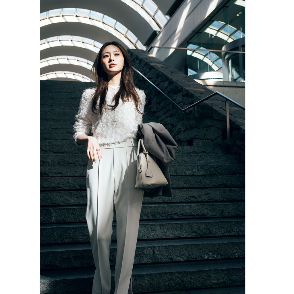 ブラウスとパンツのオールホワイトコーデ