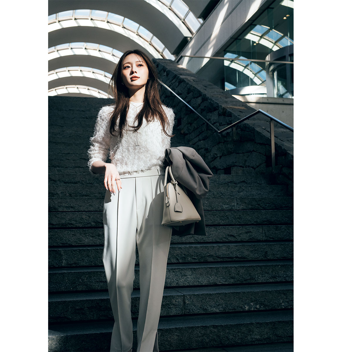 ブラウスとパンツのオールホワイトコーデ