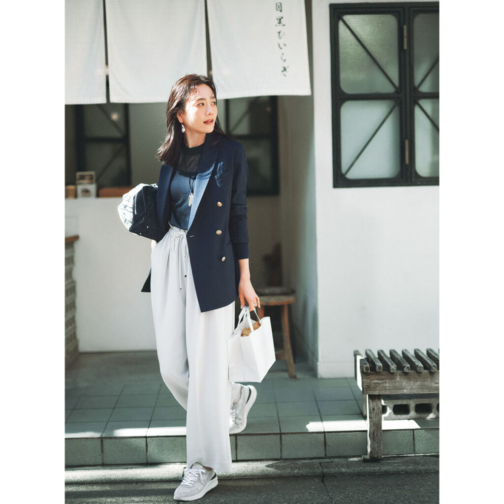 シアーニットに紺ブレのコーデ