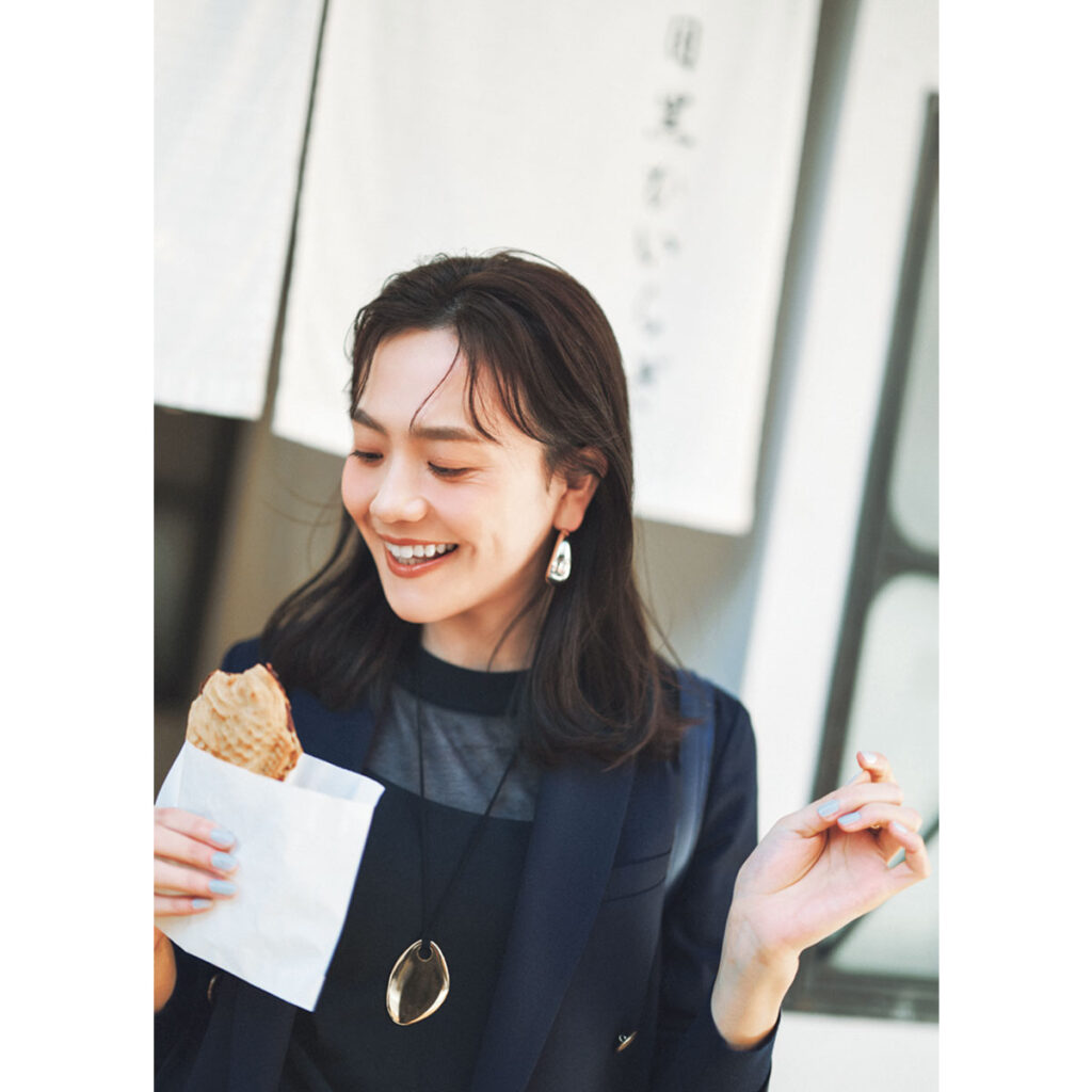 シアーニットに紺ブレのコーデ