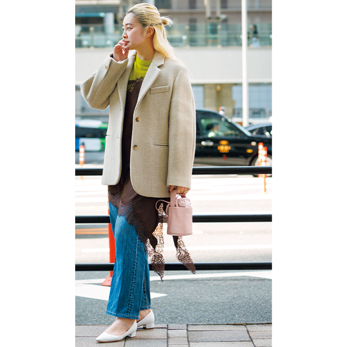 レースキャミとデニムにウールのジャコットのコーデ