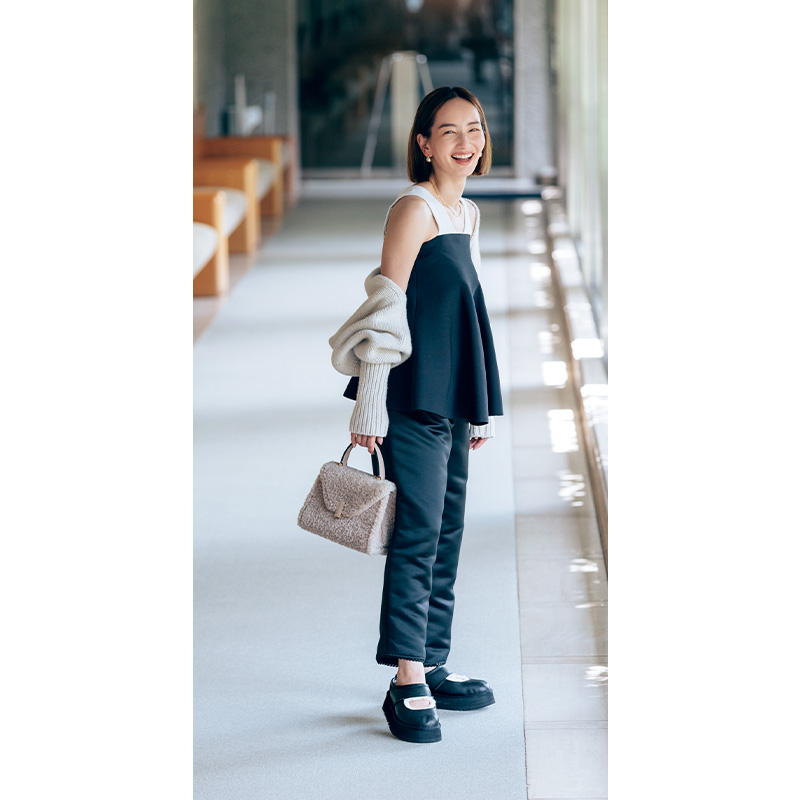 ビスチェとパンツコーデにメリージェーン風UGGを合わせたお出かけコーデ