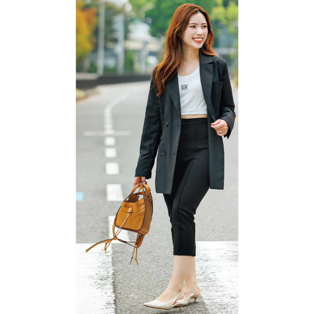 レギンスパンツとロング丈ジャケットのコーデ