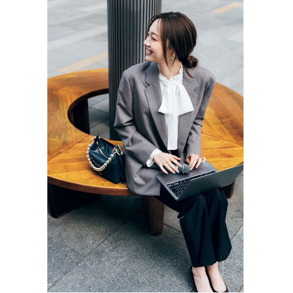 白のボウタイブラウスにジャケパンのコーデ