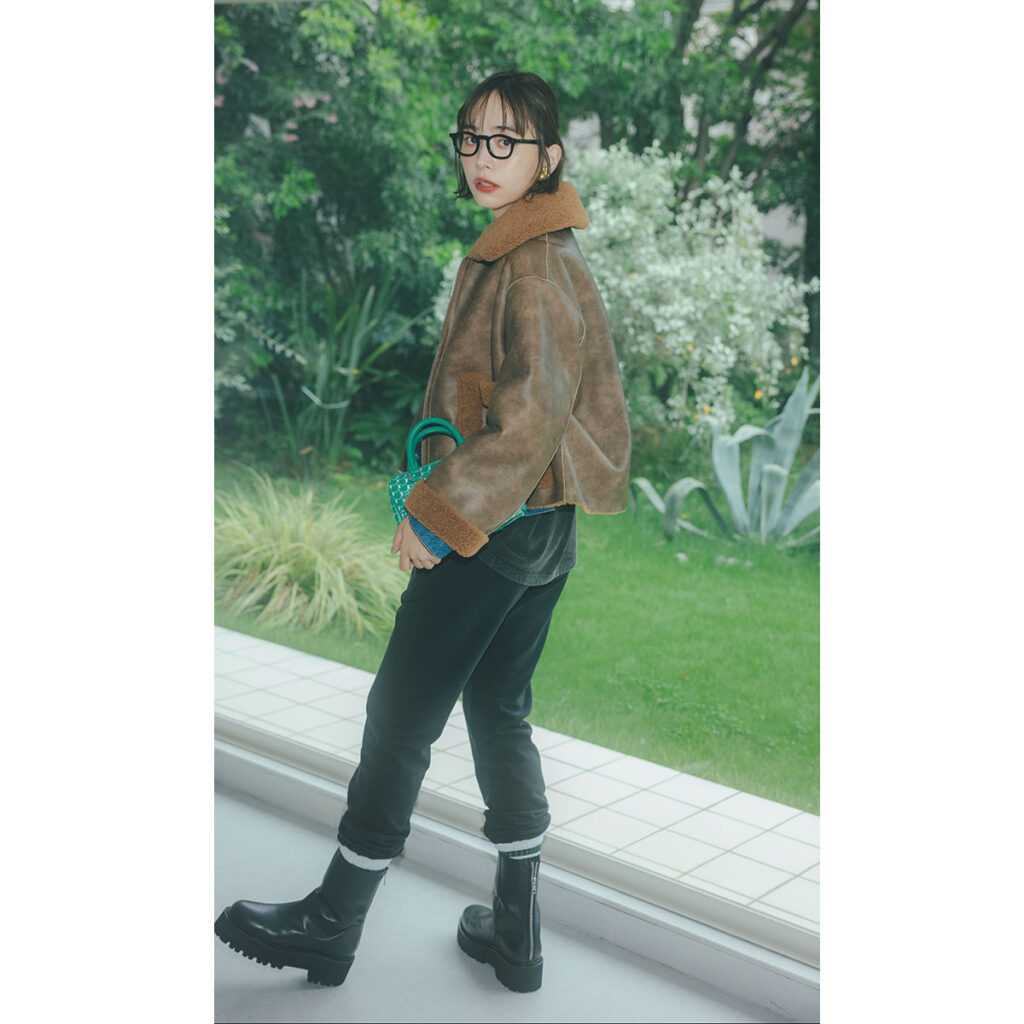 フェイクムートンコートとスウェットパンツのシティライクコーデ